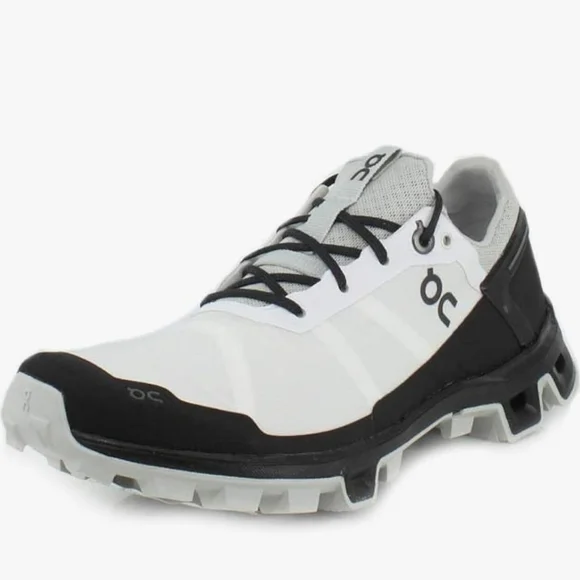 On Running Black and White Athletic Shoes Sleek Design - Picture 5 of 5